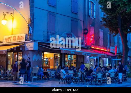 Frankreich, Aveyron, Millau, Boulevard Bonald, Verbraucher saß am Tisch in einem Cafe Terrasse Stockfoto