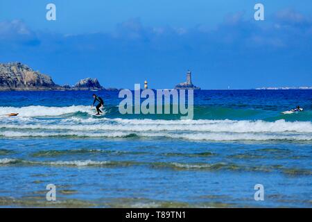 Frankreich, Finistere, Iroise, Cap Sizun, Plogoff, Pointe du Raz, Surfer in der Baie des Trepasses, klassifiziert Grand National Website Stockfoto