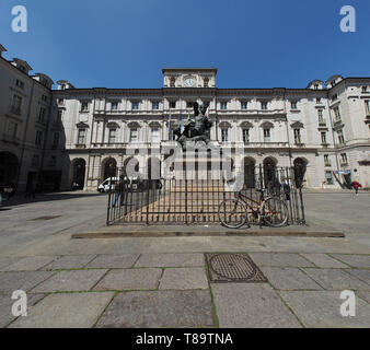 TURIN, Italien - ca. Mai 2019: Conte Verde Statue (im Sinne der Grünen Earl Amedeo VI König von Savoia) vor Turin City Hall Stockfoto