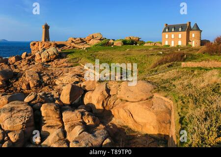 Frankreich, Cotes d'Armor, rosa Granit Küste, Perros Guirec, auf dem Trail oder GR 34 Grande Randonnee Pfad, der Ploumanac'h Leuchtturm oder mittlere Ruz Leuchtturm bei Sonnenuntergang Stockfoto