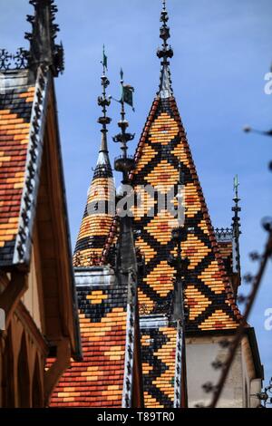 Frankreich, Cote d'Or, Beaune, die verglaste Ziegeldächern der Hospices de Beaune oder Hotel Dieu de Beaune ist ein ehemaliges Krankenhaus aus dem fünfzehnten Jahrhundert, heute ein Museum, in Beaune im Burgund // Stockfoto