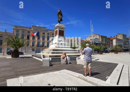 Frankreich, Saone-et-Loire, Macon, Statue von Lamartine am Lamartine Kai vor dem Rathaus in Macon. Stockfoto