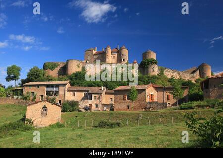 Frankreich, Saone-et-Loire, Berze le Chatel, mittelalterlichen Burg von Berze, vor solutre Rock, der Schutz der mächtigen Abtei von Cluny, Berze ist das größte und am besten erhaltene Festung von Burgund, aus dem 13. bis ins 15. Jahrhundert um die karolingische Kapelle, Stockfoto