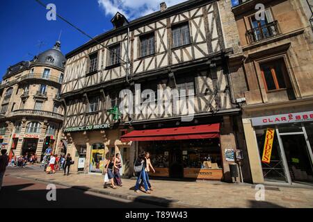 Frankreich, Cote d'Or, Kulturlandschaft von Klimazonen von Burgund als Weltkulturerbe von der UNESCO, Dijon, das Haus mit 3 Gesichter in Dijon, das Haus mit drei Gesichtern von Dijon ist ein schönes Beispiel für die städtische Architektur des Mittelalters, dating von 1450 1470, es handelt sich um ein Fachwerkhaus in drei Teile gegliedert und besteht aus drei zusammenhängenden Giebeln, Stockfoto