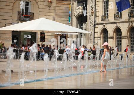 Frankreich, Cote d'Or, Kulturlandschaft von Klimazonen von Burgund als Weltkulturerbe von der UNESCO, Dijon, Terrassen auf der Place de la Liberation in Dijon. Stockfoto