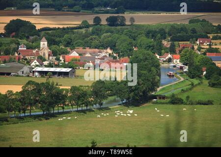 Frankreich, Cote d'Or, Vandenesse, Canal de Bourgogne in der Nähe von Chateauneuf en Auxois Schloss Stockfoto