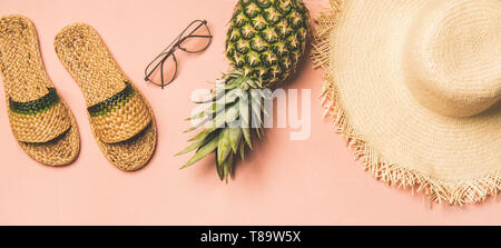 Vielzahl von Sommer Bekleidung Produkte und frische pinapple, breiten Zusammensetzung Stockfoto