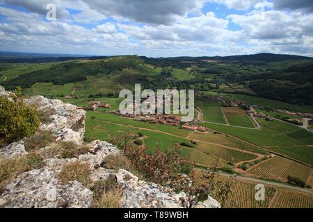 Frankreich, Saone-et-Loire, Dorf von Vergisson in den Weinbergen von der Oberseite der Roche de Vergisson gesehen, im Hintergrund des Dorfes, La Roche de Solutre Stockfoto