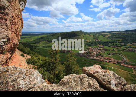 Frankreich, Saone-et-Loire, Dorf von Vergisson in den Weinbergen von der Oberseite der Roche de Vergisson gesehen, im Hintergrund des Dorfes, La Roche de Solutre Stockfoto