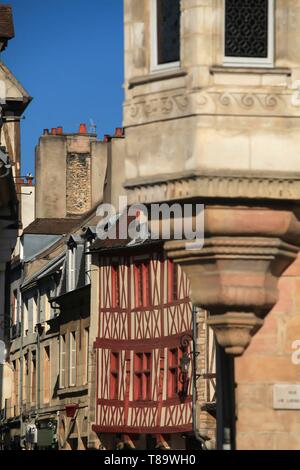 Frankreich, Cote d'Or, Kulturlandschaft von Klimazonen von Burgund als Weltkulturerbe von der UNESCO, Dijon, Fachwerkhaus und Wachturm der Straße von Admiral Roussin in Dijon. Stockfoto