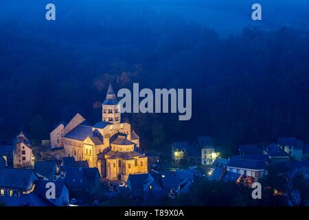 Frankreich, Puy de Dome, Vulkane der Auvergne Regionalen Naturpark Monts Dore, Orcival, 12. Jahrhundert Notre Dame d'Orcival Basilika, achteckigen Glockenturm der romanischen Basilika und die Dächer der Häuser des Dorfes Stockfoto