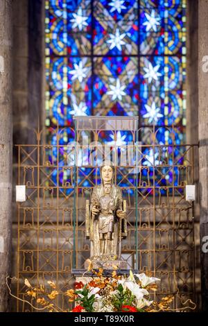 Frankreich, Puy de Dome, Vulkane der Auvergne Regionalen Naturpark Monts Dore, Orcival, 12. Jahrhundert Notre Dame d'Orcival Basilika, statuette der Romanischen Jungfrau in Majestät Stockfoto