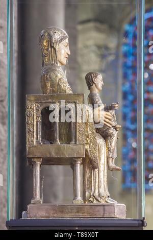 Frankreich, Puy de Dome, Vulkane der Auvergne Regionalen Naturpark Monts Dore, Orcival, 12. Jahrhundert Notre Dame d'Orcival Basilika, statuette der Romanischen Jungfrau in Majestät Stockfoto