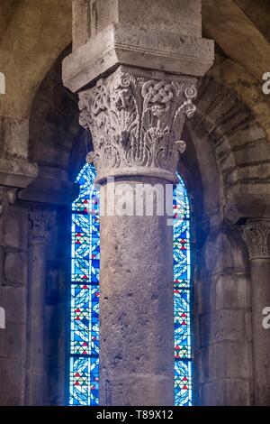 Frankreich, Puy de Dome, Vulkane der Auvergne Regionalen Naturpark Monts Dore, Orcival, 12. Jahrhundert Notre Dame d'Orcival Basilika, geschnitzten Kapitellen und Buntglasfenster Stockfoto