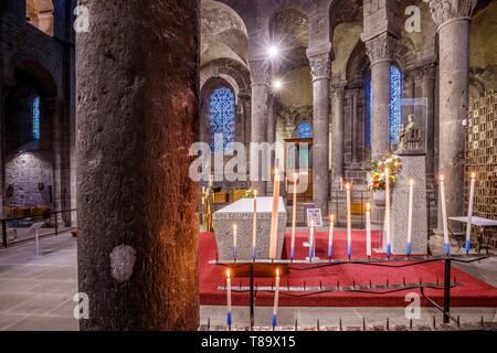 Frankreich, Puy de Dome, Vulkane der Auvergne Regionalen Naturpark Monts Dore, Orcival, 12. Jahrhundert Notre Dame d'Orcival Basilika, Chor, Granit Hochaltar, Statue der Jungfrau in Majestät, geschnitzten Kapitellen und Buntglasfenster Stockfoto