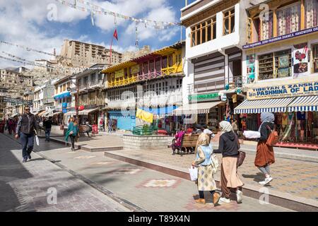 Indien, Jammu und Kaschmir, Himalaya, Ladakh, Indus Valley, Leh (3500 m), Hauptstadt der Region, Fußgängerzone von Main Bazaar Stockfoto