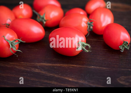 Trauben Tomaten auf einem dunklen Hintergrund Stockfoto