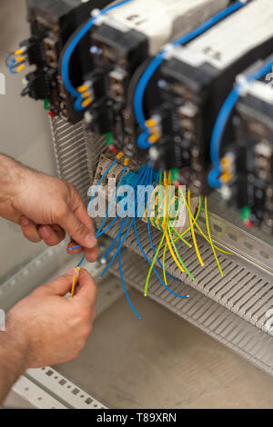 Elektriker Kabel auf dem Bedienfeld, bis in der Nähe Stockfoto