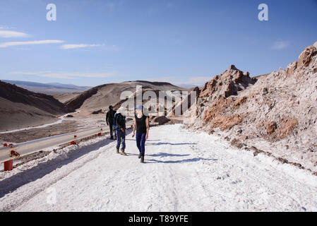 Touristen genießen die Salz, Sand, und desertscape im Moon Valley, San Pedro de Atacama, Chile Stockfoto