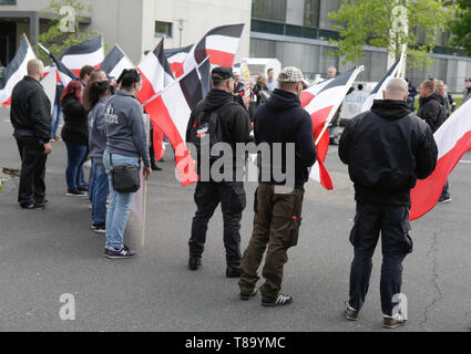 Pforzheim, Deutschland. 11. Mai 2019. Die rechten Demonstranten halten Sie die Flaggen des Deutschen Reiches bei einer Rallye. Rund 80 Menschen in einem Marsch durch Pforzheim, organisiert von der rechten Seite nahm Partei 'Die Rechte' (rechts). Die wichtigsten Fragen der März war die Förderung der Abstimmung für Rechte Sterben" in der bevorstehenden Europawahl und ihren Anti-Einwanderungspolitik. Sie wurden von mehreren hundert Zähler konfrontiert - Demonstranten aus verschiedenen politischen Organisationen. Stockfoto