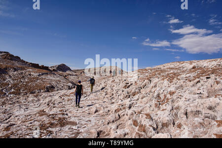 Touristen genießen die Salz, Sand, und desertscape im Moon Valley, San Pedro de Atacama, Chile Stockfoto