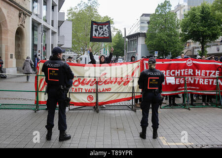 Pforzheim, Deutschland. 11. Mai 2019. Polizisten schauen Sie den Zähler protestieren. Rund 80 Menschen in einem Marsch durch Pforzheim, organisiert von der rechten Seite nahm Partei 'Die Rechte' (rechts). Die wichtigsten Fragen der März war die Förderung der Abstimmung für Rechte Sterben" in der bevorstehenden Europawahl und ihren Anti-Einwanderungspolitik. Sie wurden von mehreren hundert Zähler konfrontiert - Demonstranten aus verschiedenen politischen Organisationen. Stockfoto