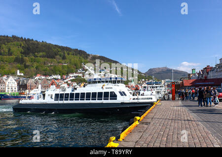 Lokale Fahrgast Katamaran Teisten kamen am Strandkaien Anschlußklemme n Hafen von Bergen, Norwegen. Hanseatic Bryggen im Hintergrund. Stockfoto