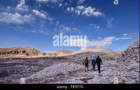 Touristen genießen die Salz, Sand, und desertscape im Moon Valley, San Pedro de Atacama, Chile Stockfoto