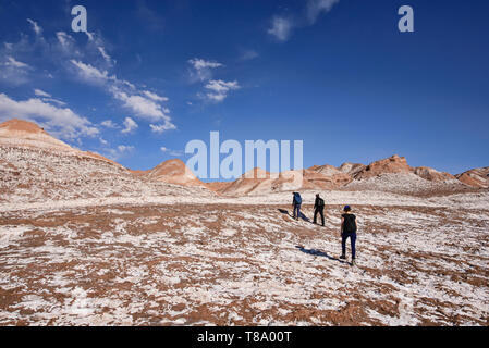 Touristen genießen die Salz, Sand, und desertscape im Moon Valley, San Pedro de Atacama, Chile Stockfoto