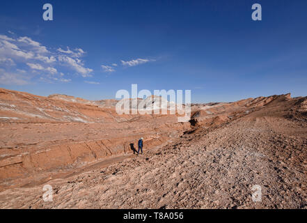 Touristen genießen die Salz, Sand, und desertscape im Moon Valley, San Pedro de Atacama, Chile Stockfoto