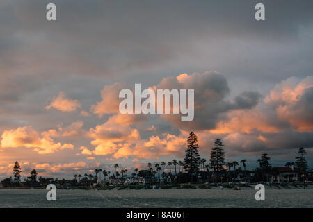 Sonnenuntergang Himmel über dem Strand in Coronado, in der Nähe von San Diego, Kalifornien Stockfoto