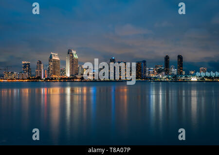 Blick auf die Innenstadt von San Diego Skyline bei Nacht, von Coronado, Kalifornien Stockfoto