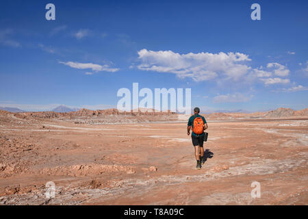 Touristen genießen die Salz, Sand, und desertscape im Moon Valley, San Pedro de Atacama, Chile Stockfoto