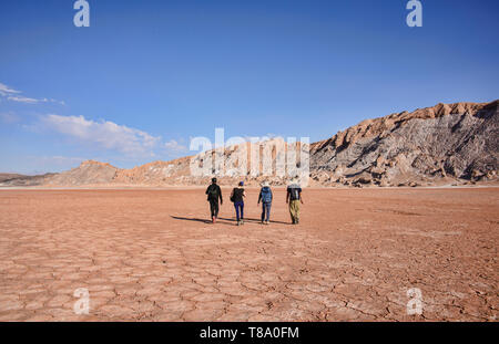 Touristen genießen die Salz, Sand, und desertscape im Moon Valley, San Pedro de Atacama, Chile Stockfoto