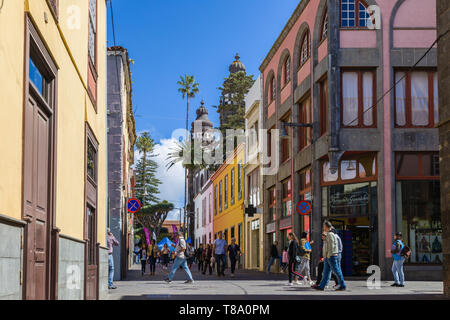 San Cristobal - März 30, 2019: Gasse im Zentrum von San Cristobal, Teneriffa, Kanaren, Spanien Stockfoto