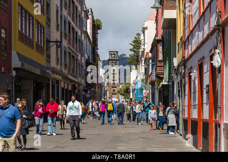 San Cristobal - März 30, 2019: Gasse im Zentrum von San Cristobal, Teneriffa, Kanaren, Spanien Stockfoto