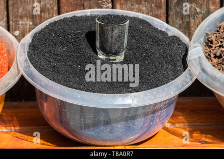 Becken von Schwarzer Kreuzkümmel auf einem Markt in Aserbaidschan. Stockfoto