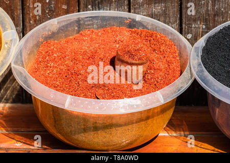 Becken von crushed Red Pepper auf einem Markt in Aserbaidschan. Stockfoto