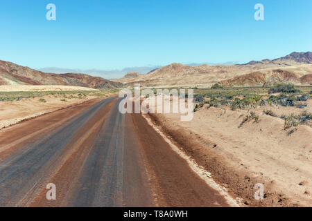 Straße durch die Wüste Landschaft, Atacama, Chile. Stockfoto
