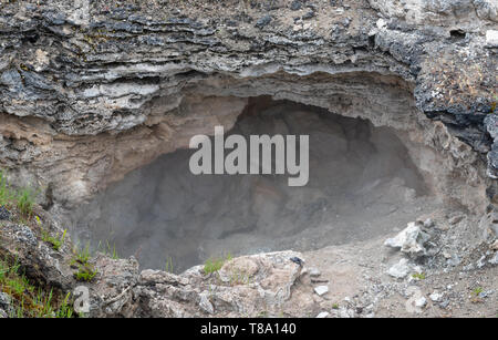 Dampf in der kleinen Höhle, von vulkanischer Aktivität Stockfoto