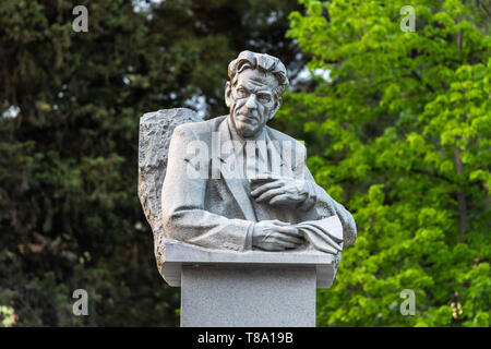 Sheki, Aserbaidschan - 28. April 2019. Büste Denkmal des Dichters Bakhtiyar Vahabzadeh in Scheki, Aserbaidschan. Stockfoto