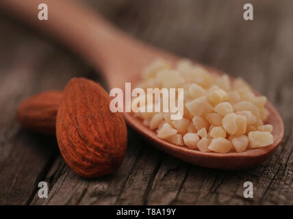 Kleine Stücke gehackten Mandeln mit ganzen, Stockfoto