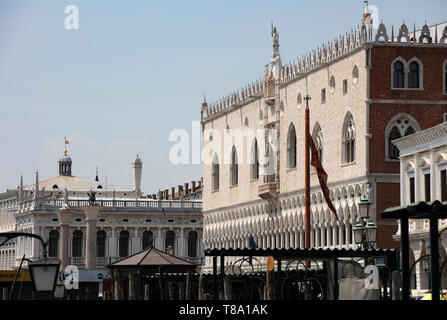 St. Mark's Basin und der Dogenpalast, Venedig, an einem sonnigen Tag im Sommer. Stockfoto