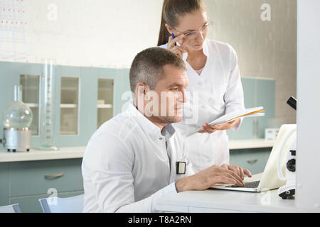 Männliche und weibliche Wissenschaftler im Labor arbeiten Stockfoto