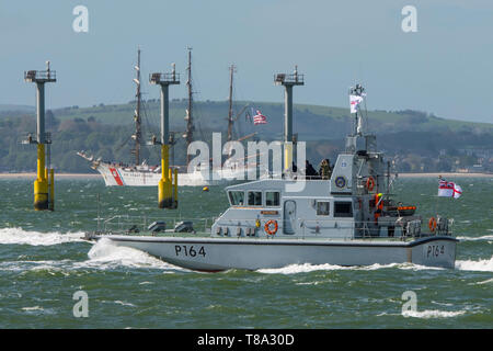 Die Royal Navy Archer Klasse Patrouillenboote HMS Explorer (P164) in den Solent, UK für Meer Ausbildung auf 25/04/19 mit der USCGC Adler in den Hintergrund. Stockfoto