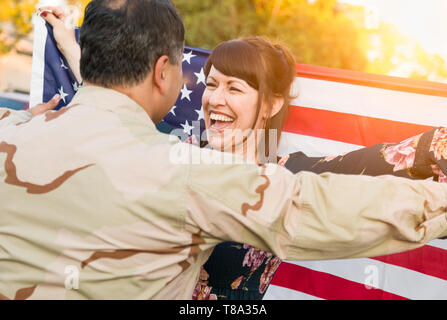 Aufgeregt Frau mit amerikanischen Flagge läuft auf männliche Militär Soldat Rückkehr nach Hause. Stockfoto