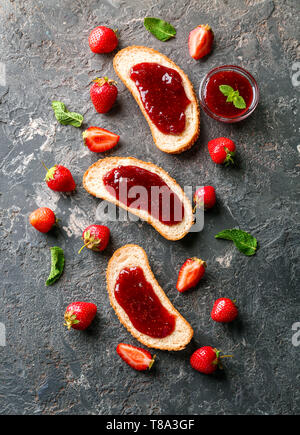 Toast mit Erdbeermarmelade auf dunklem Hintergrund Stockfoto