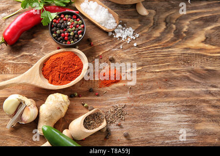 Zusammensetzung mit verschiedenen Gewürzen auf Holz- Hintergrund Stockfoto