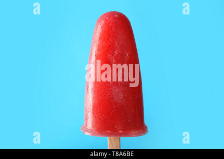 Köstliche Erdbeere popsicle auf farbigen Hintergrund Stockfoto