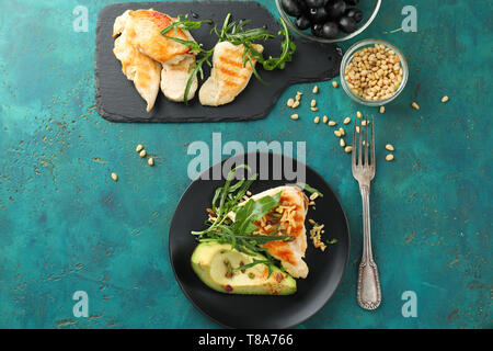 Mit lecker Gegrilltes Hähnchenfilet und reife Avocado auf der Tischplatte Stockfoto